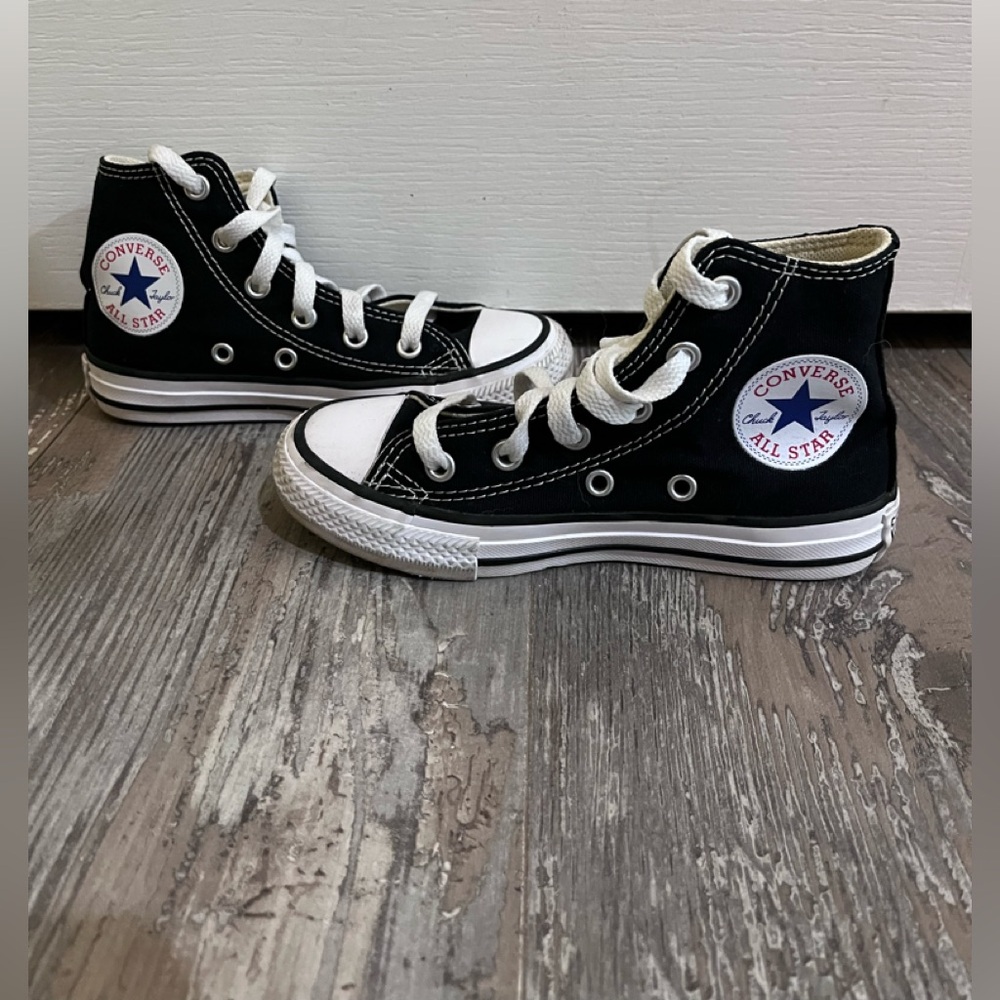 Kids size 11 Converse Chuck Taylor Black and White High-Tops